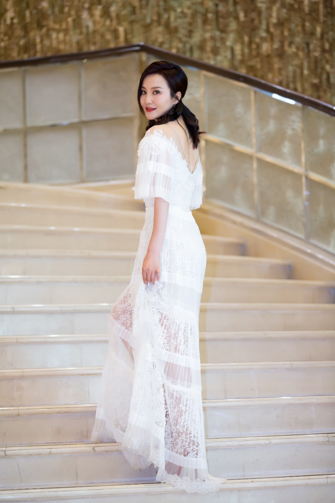 陶红大影节压轴亮相 深v仙裙大秀傲人身材