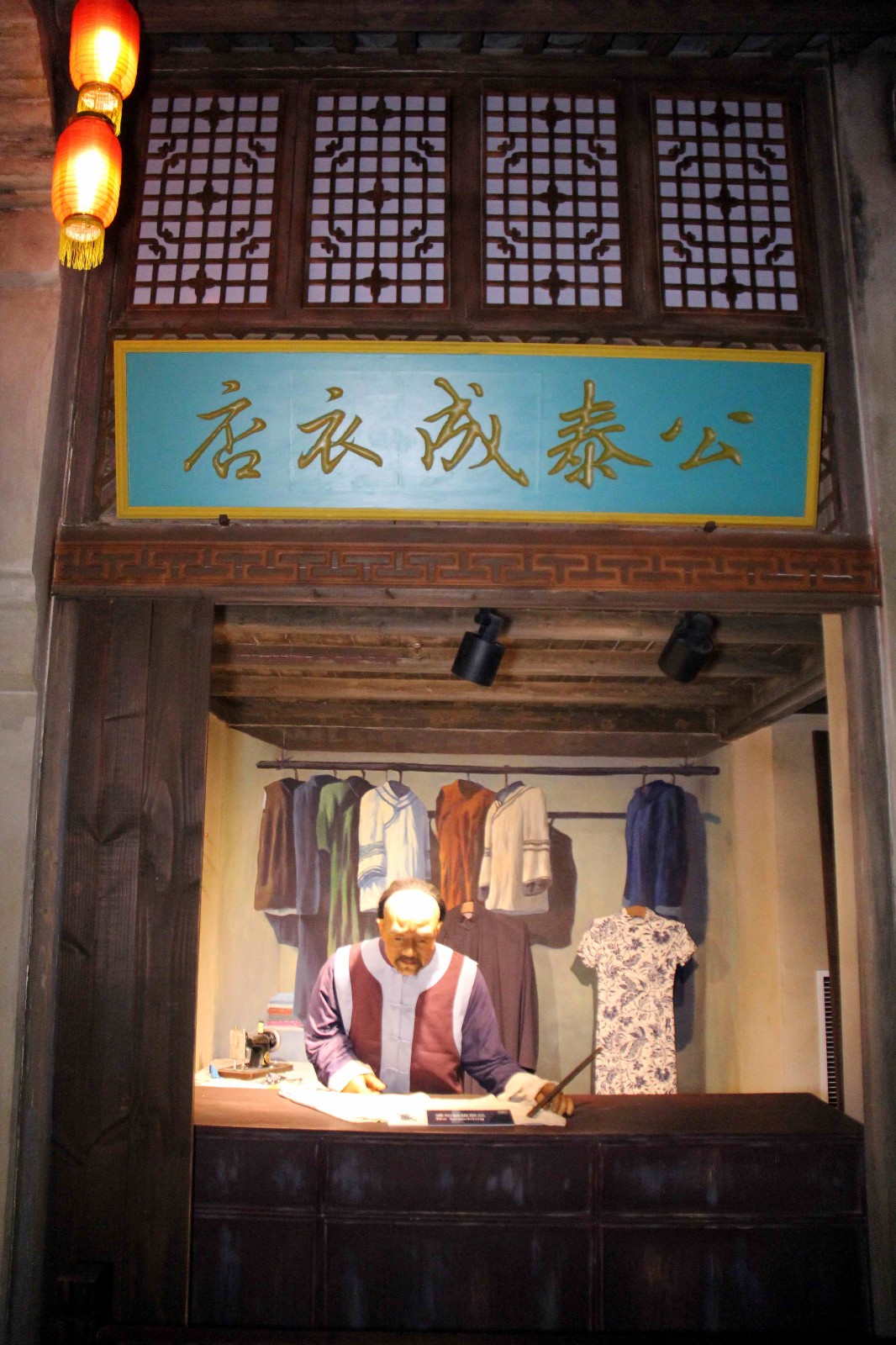 看这家公泰成衣店的裁缝掌柜,正在手拿着米尺准备量体裁衣了.