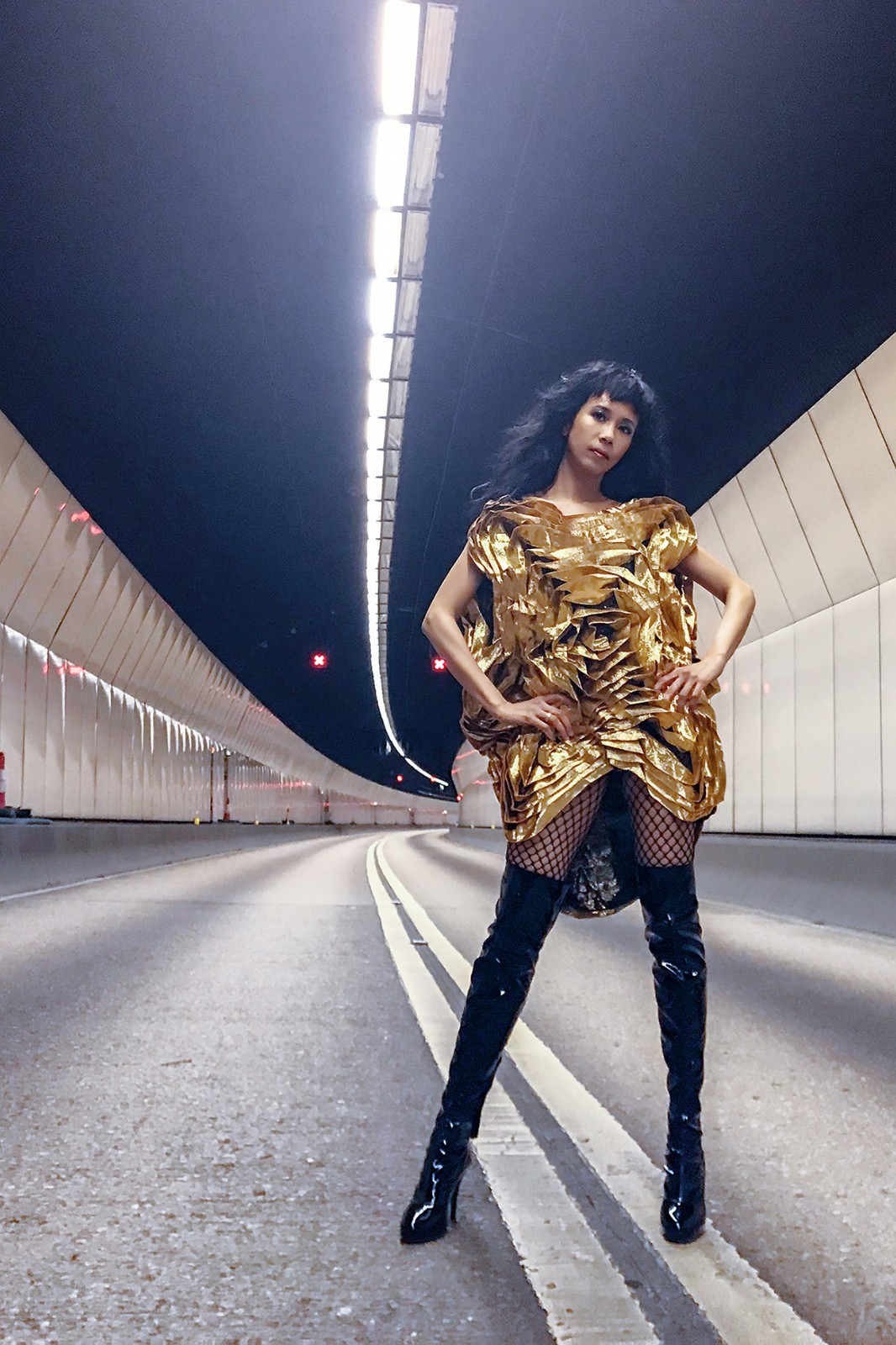 金曲歌后放大「绝」 包下香港荃湾隧道 一人演绎《绝》mv