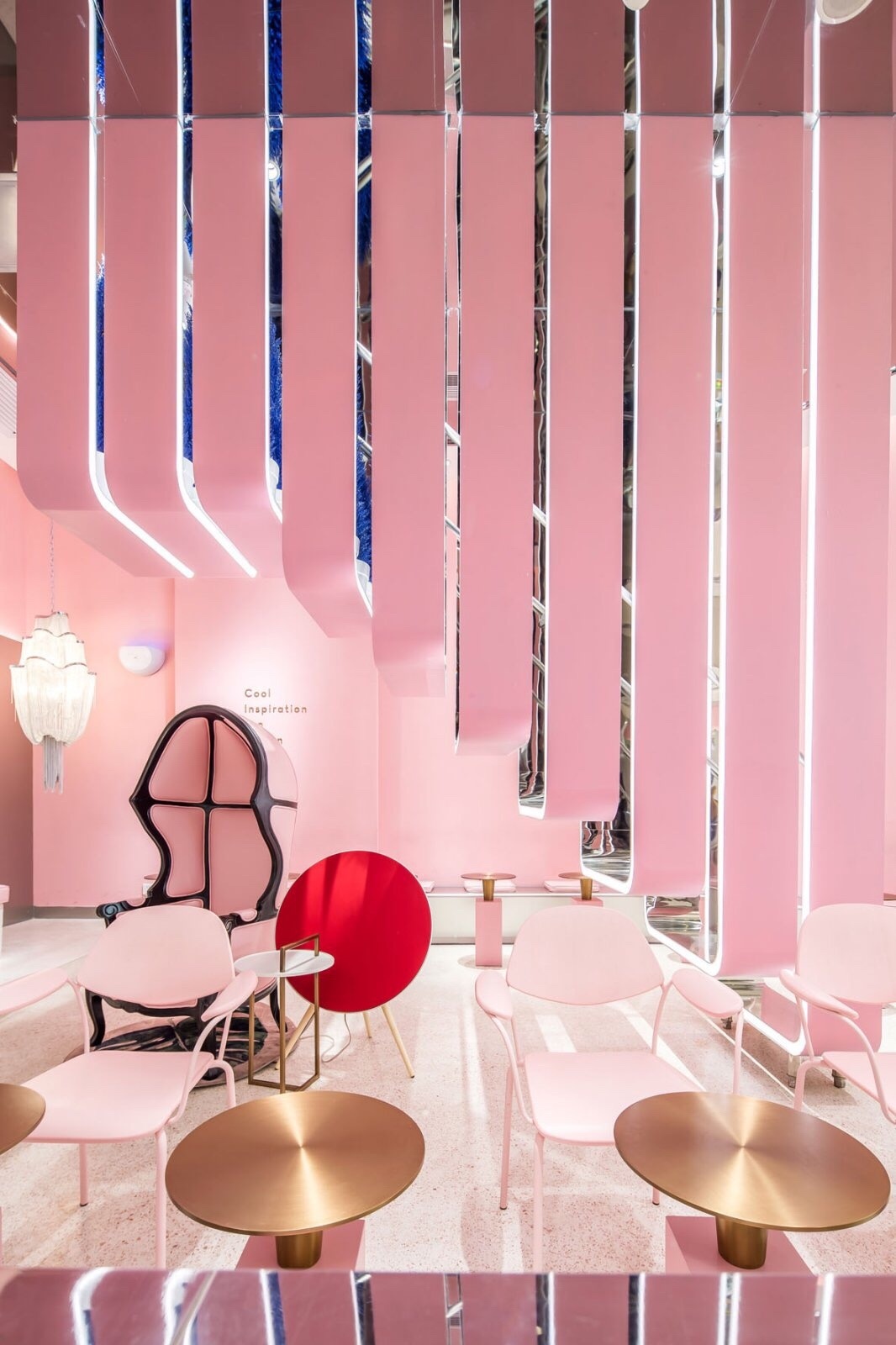 喜茶·天环 pink 店空间设计,粉色与白色搭配营造出一种小清新的少女