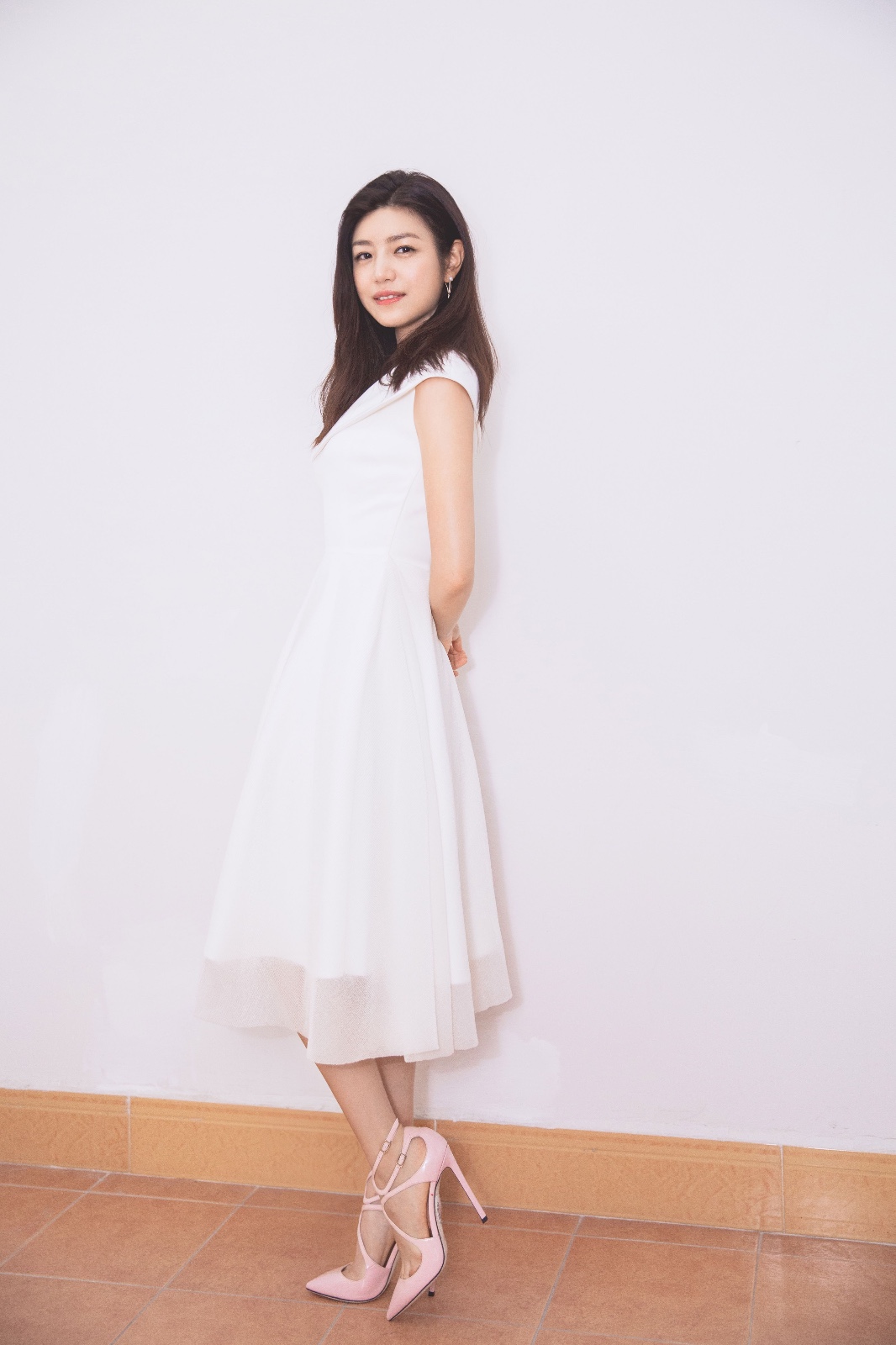 陈妍希现身品牌活动白裙优雅状态满分