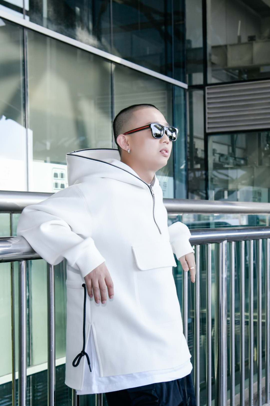 2/ 6歌手gai周延帅气现身机场.