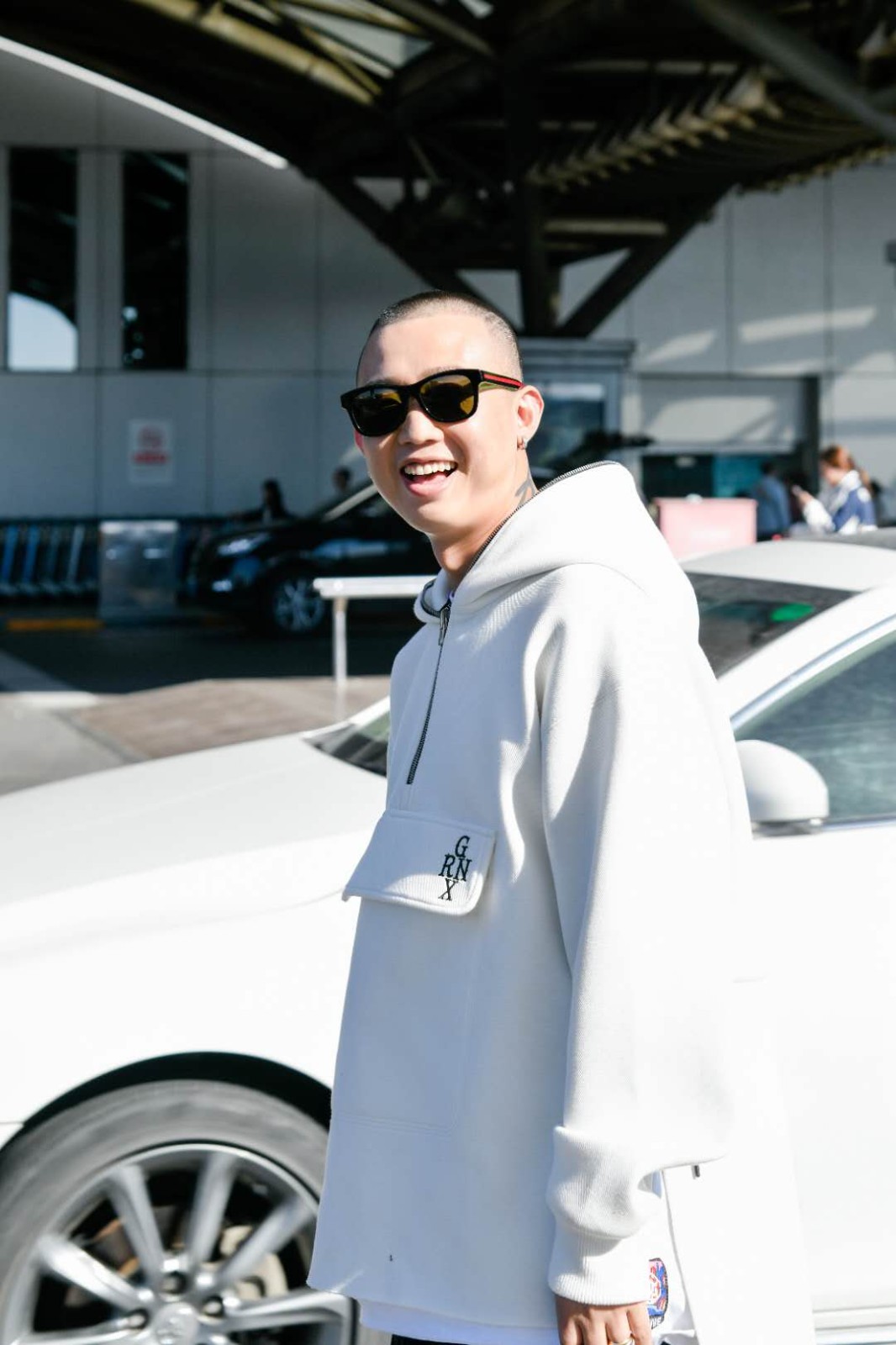 gai周延戴墨镜现身机场 休闲风潮帅气十足