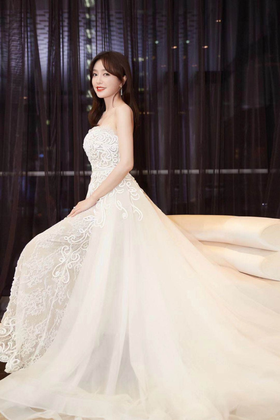 秦岚穿抹胸裙露香肩唱白月光温柔甜美