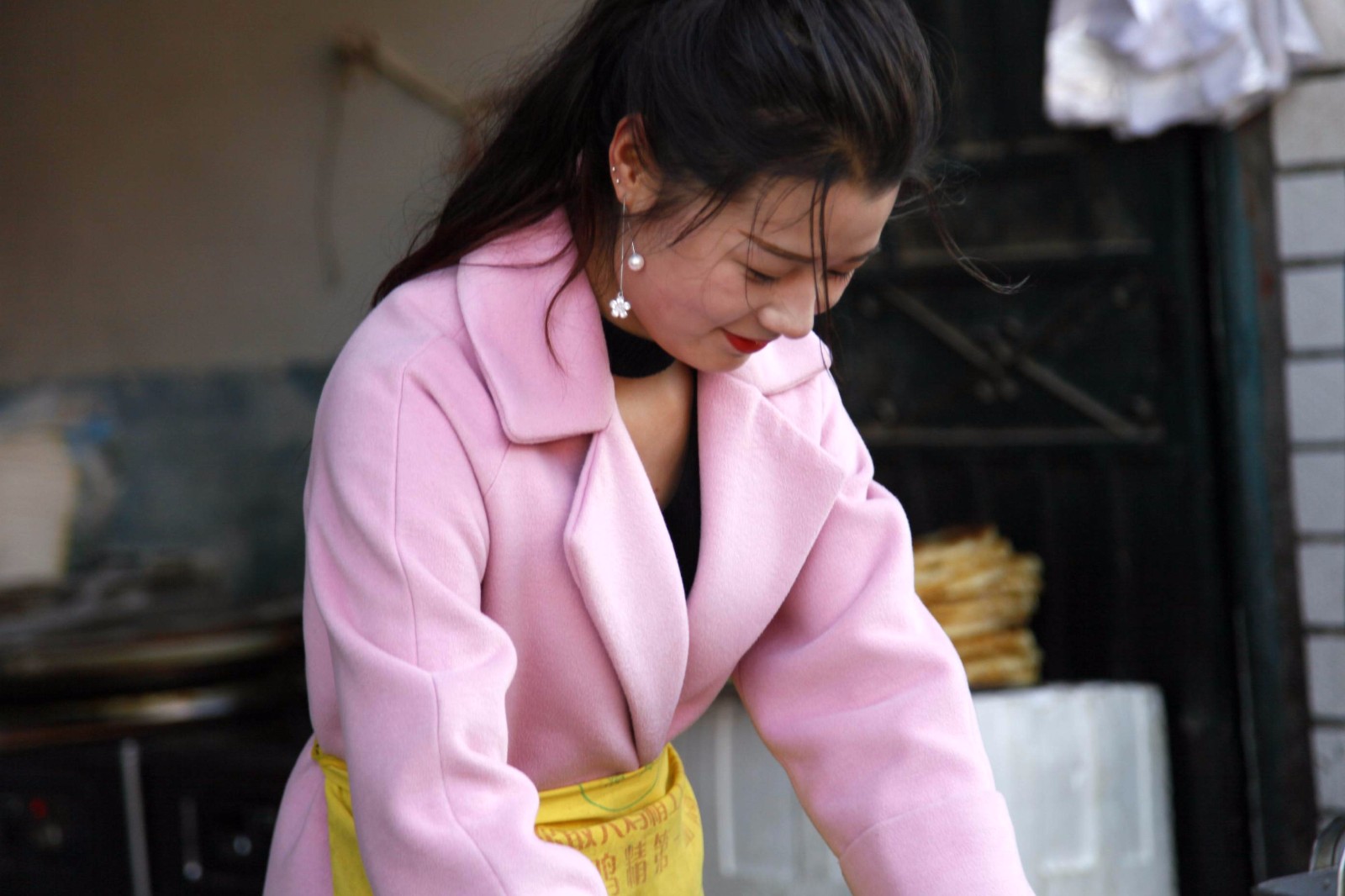 清纯妹子现身河南小乡镇卖早餐 网友:卖水煎包都要求那么高了