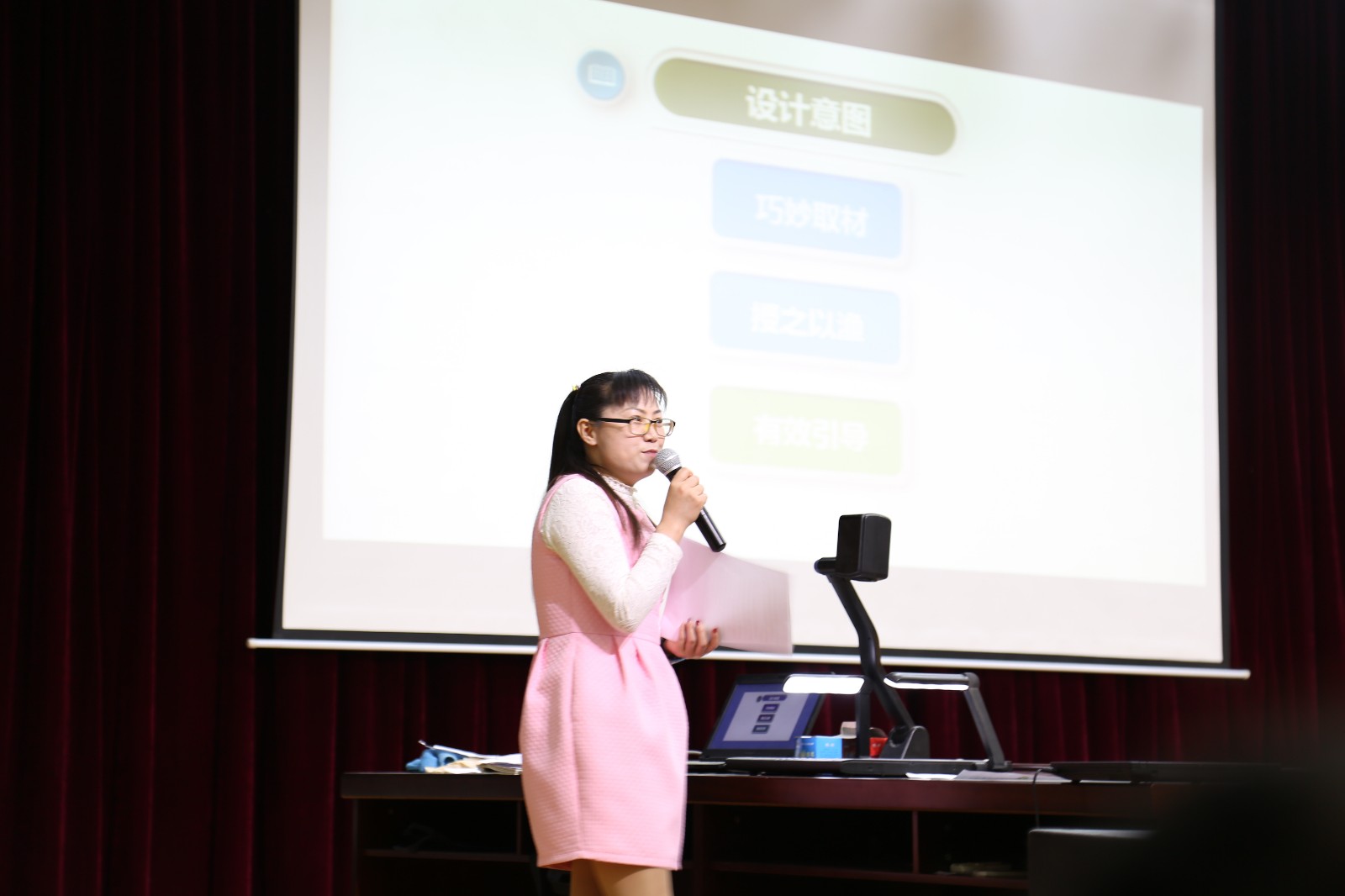 接着,创新街小学的李柯老师执教了人教版五年级下册的《杨氏之子》.