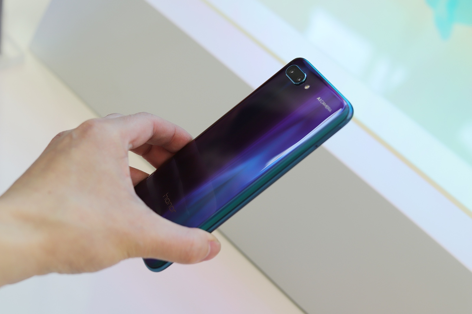 可以变色的全面屏手机:荣耀10真机图赏