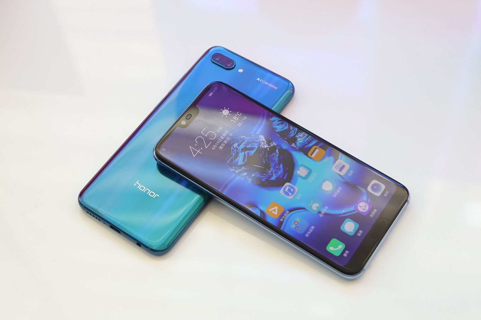 可以变色的全面屏手机:荣耀10真机图赏