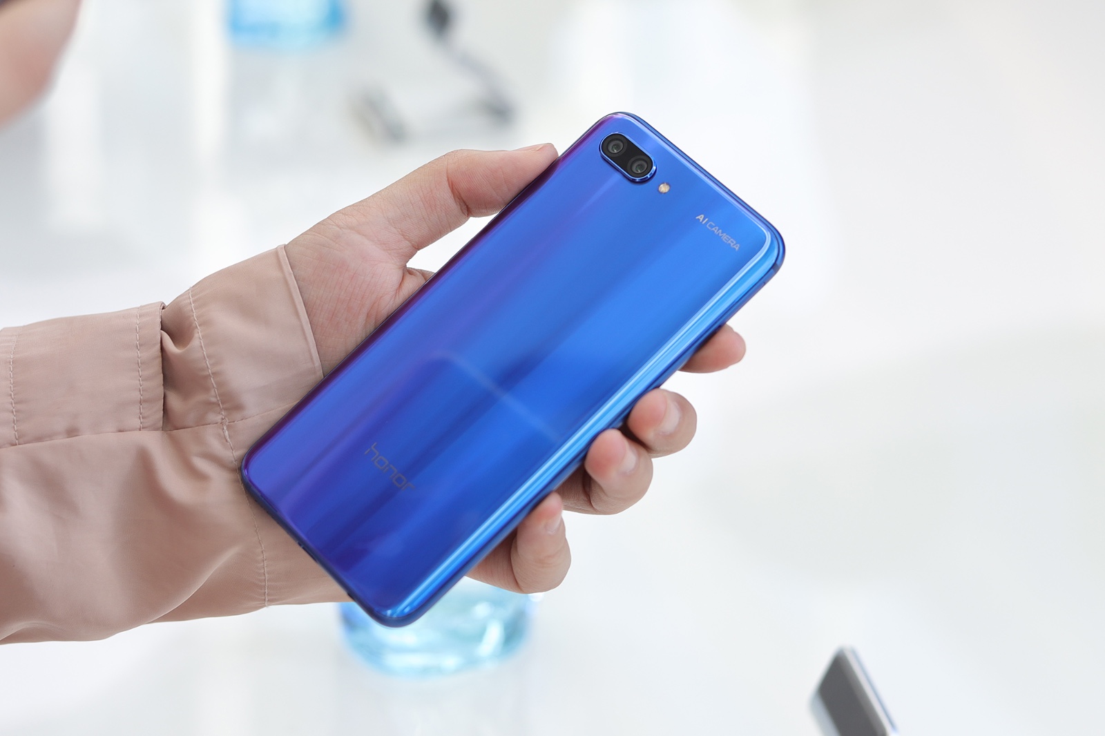 可以变色的全面屏手机:荣耀10真机图赏