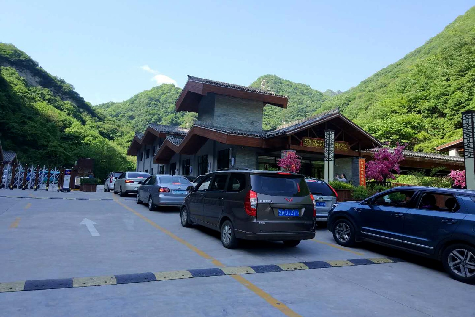 西安鄠邑区:五一游客挤爆景区,停车场"一位难求"|秦岭旅游|将军山