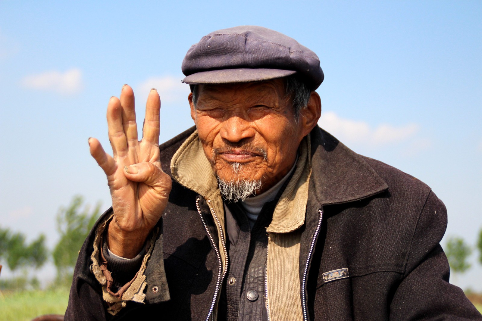 84岁老人下地干活走一步歇一步老百姓不种地吃啥啊