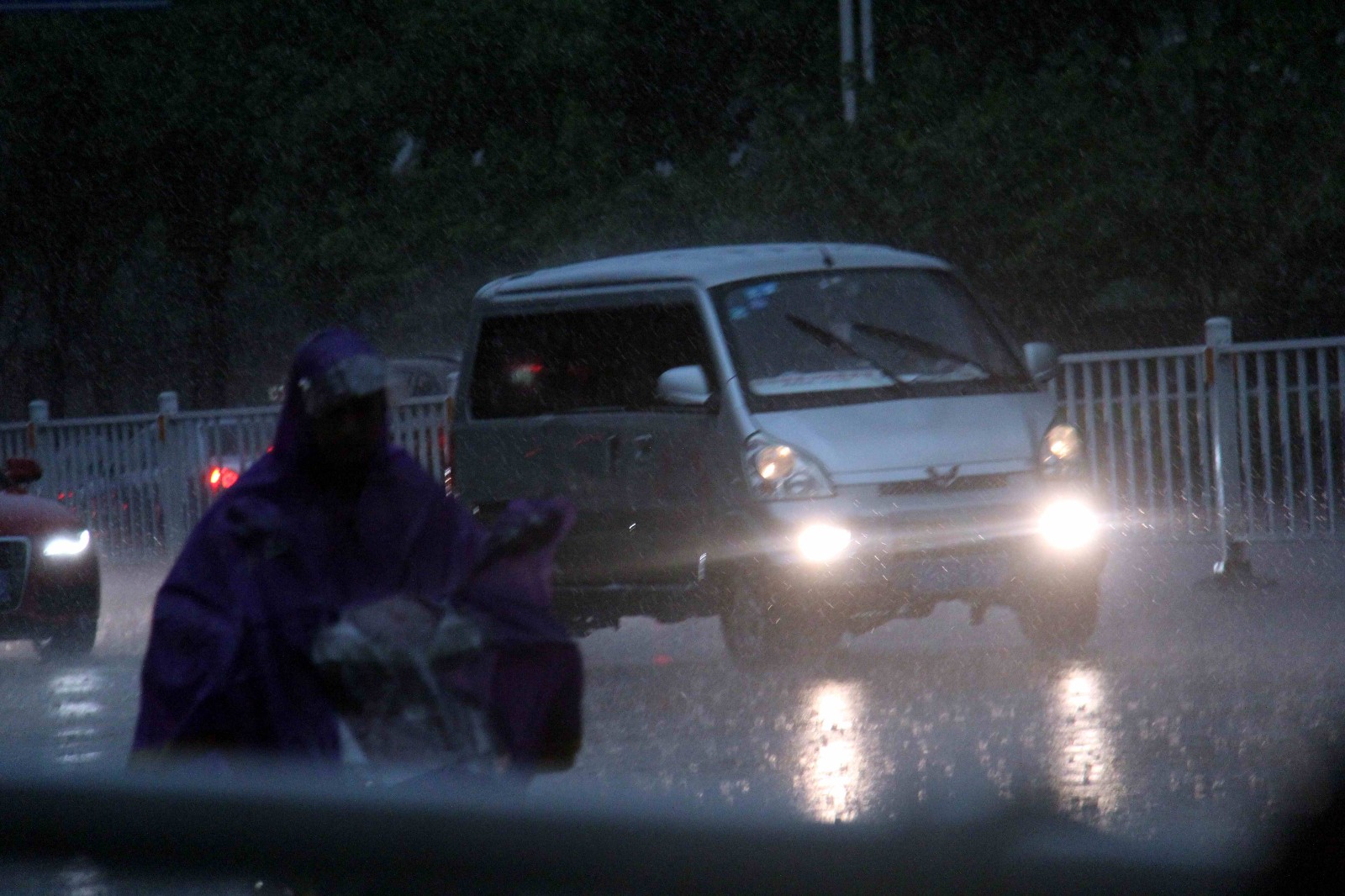 暴雨來襲白晝變黑夜,市民頂風冒雨出行,路上遇見溫馨一幕_新浪看點