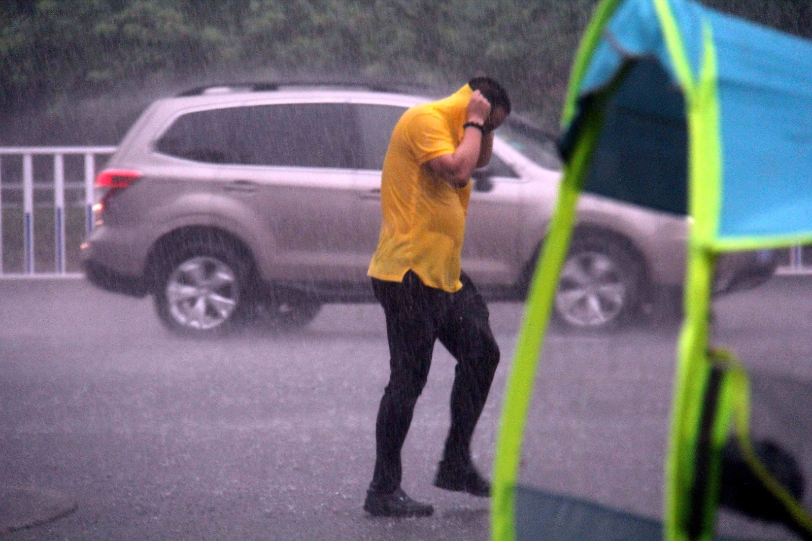 暴雨来袭白昼变黑夜,市民顶风冒雨出行,路上遇见温馨一幕_新浪看点