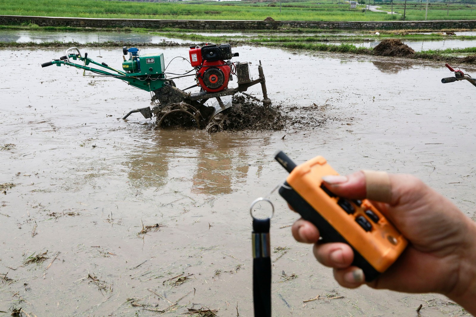 实拍农民遥控无人微耕机与有人机打田比赛,你感觉哪个厉害?