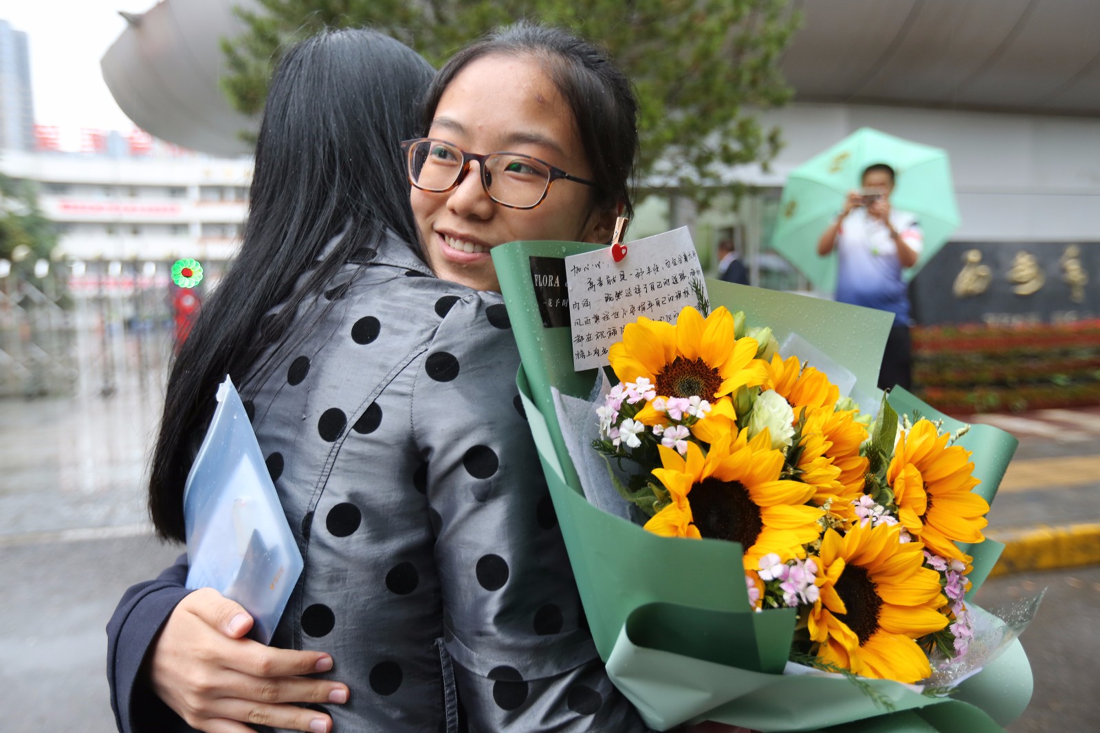 00后高考结束家长送鲜花拥抱 市民:这是最好的鼓励|00后|鲜花|高考