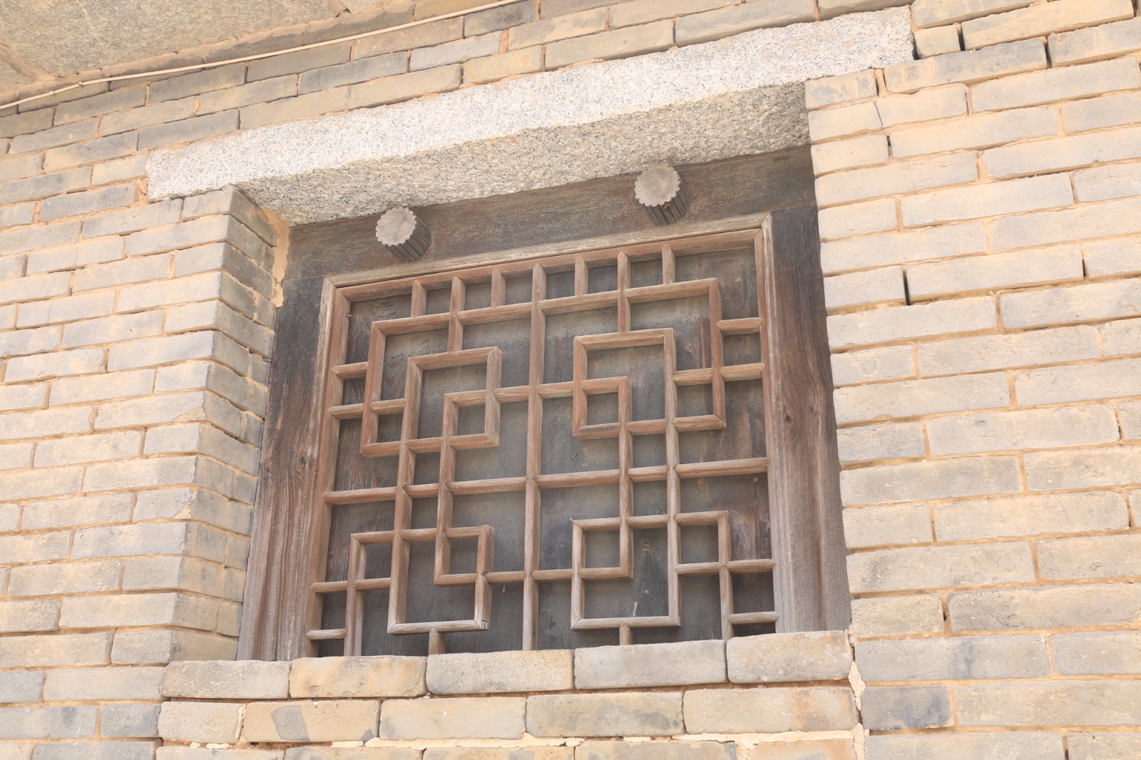 图中是老房子依然用这种木格子的窗户,为了保暖,老百姓从里面糊上一层