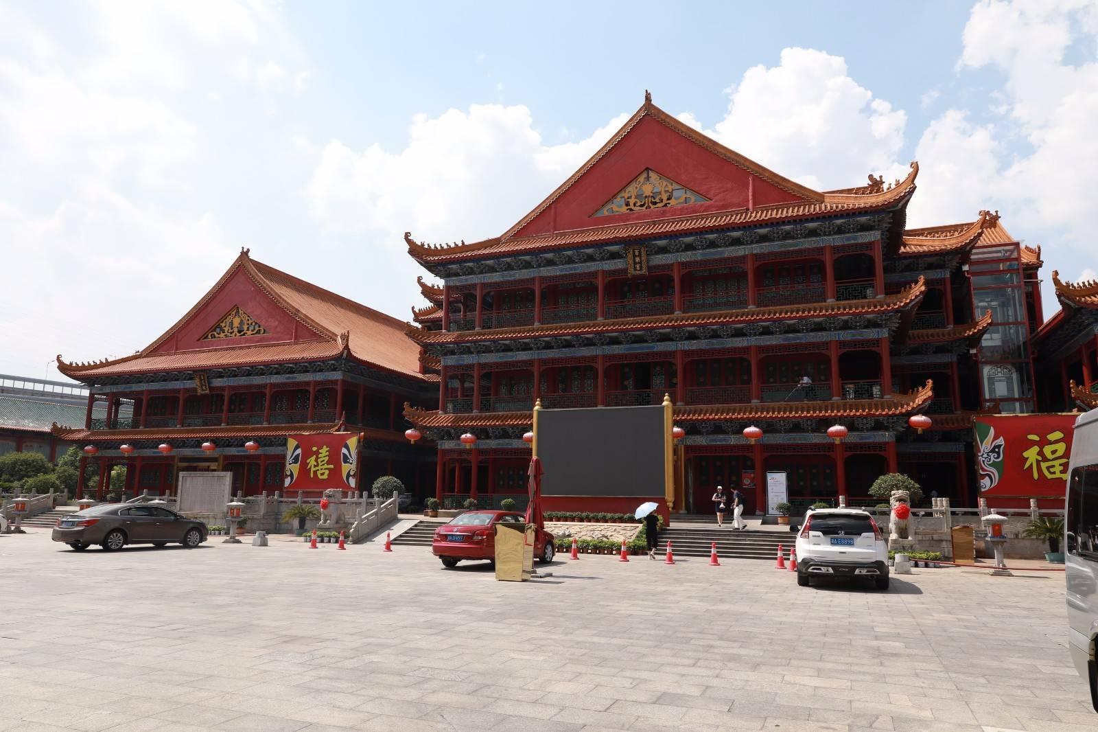 西湖楼给人的第一感觉绝对是震惊,这究竟是个皇家宫殿还是个酒楼?