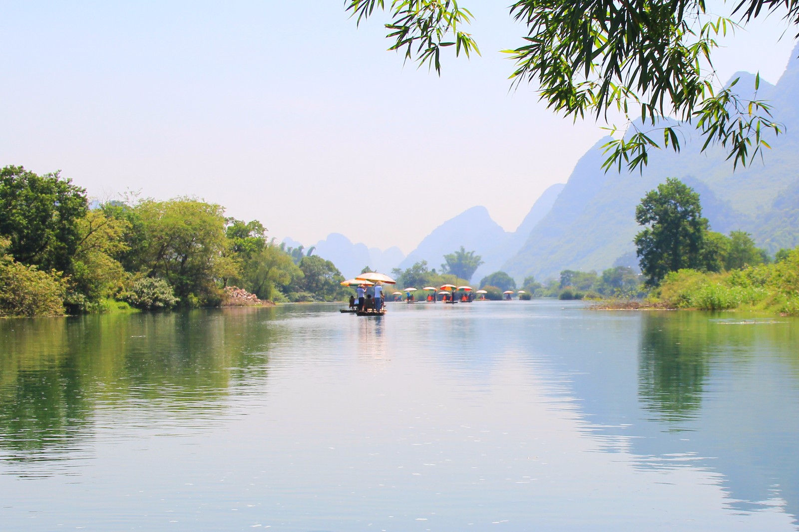 桂林山水闻名遐迩,我最爱阳朔遇龙河.山清水秀,风景如画.