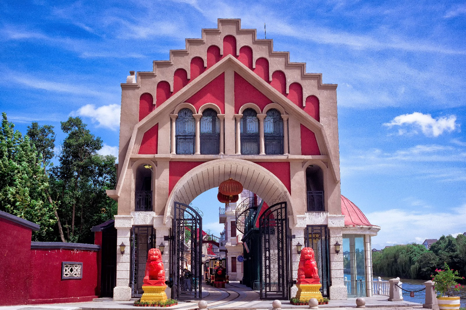 斥资200亿,废墟上崛起的"东方好莱坞",800家影视机构入驻