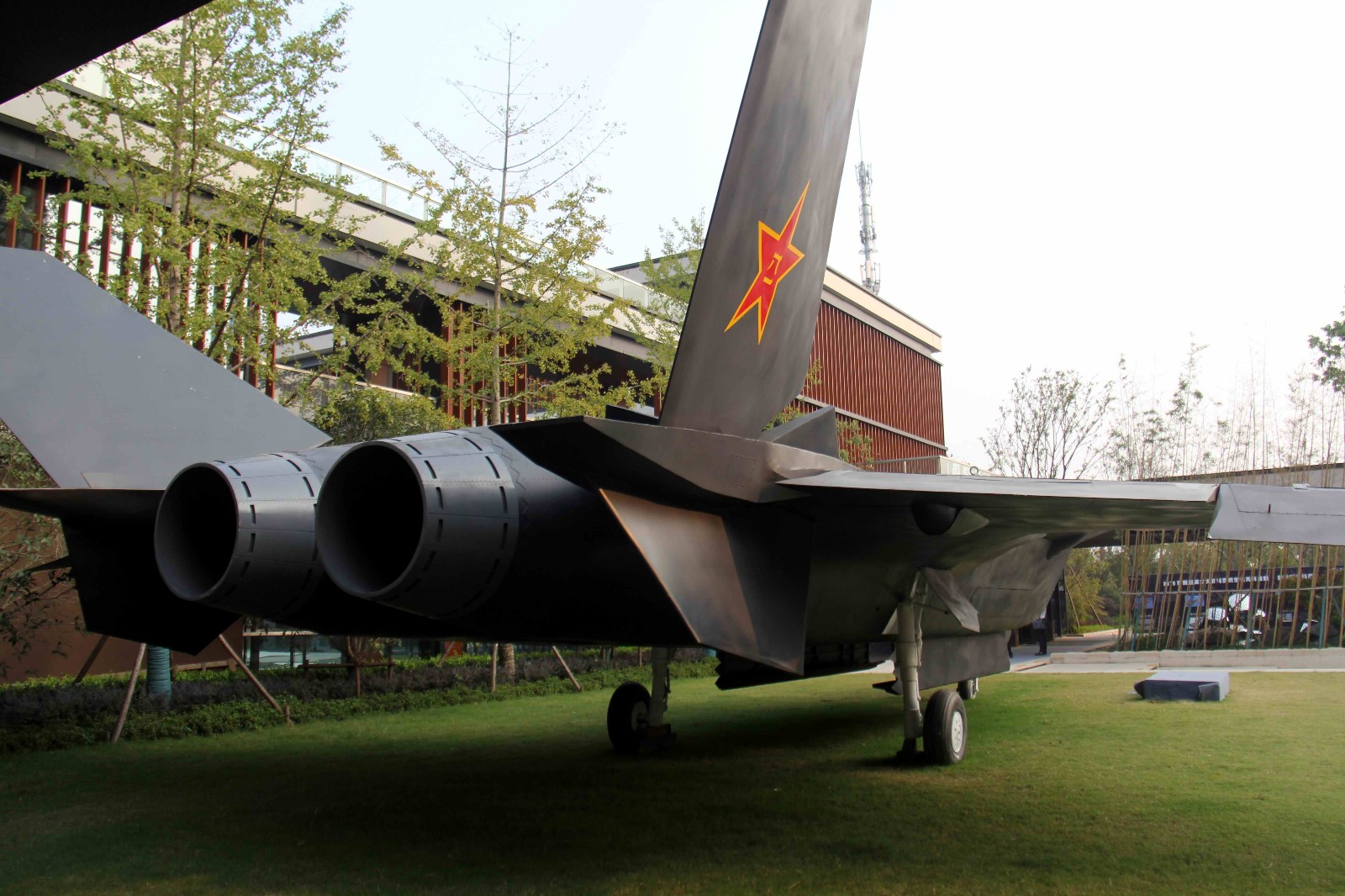 安徽芜湖:房产商国庆举办军事展,摆放这一架中国战机太震撼