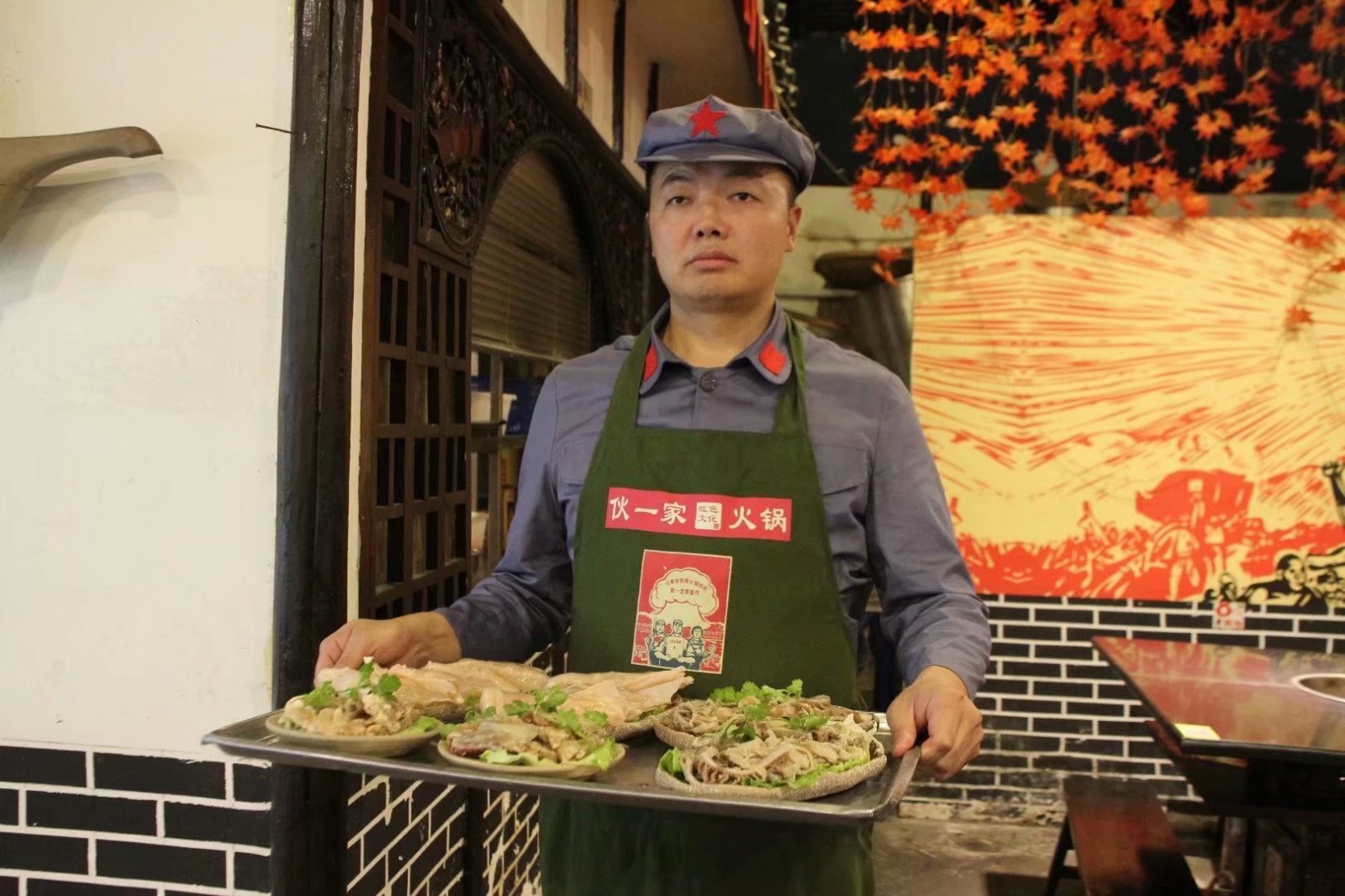 重庆一火锅店老板奇葩式摆放关公像 生意爆棚每天接待上万桌食客