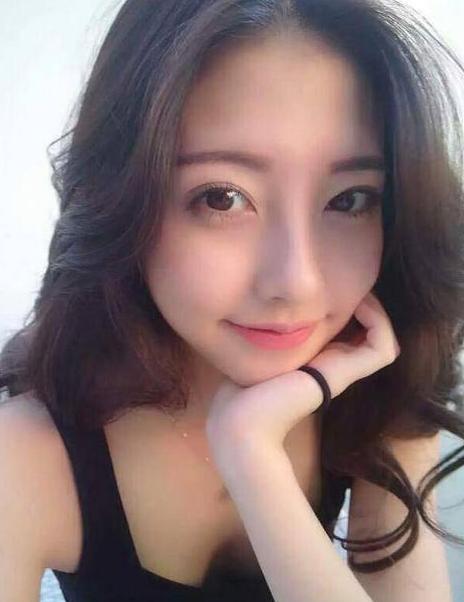 豆儿原名李惠玥,1995年出生,四川都江堰人,长得还是很漂亮的,走的是