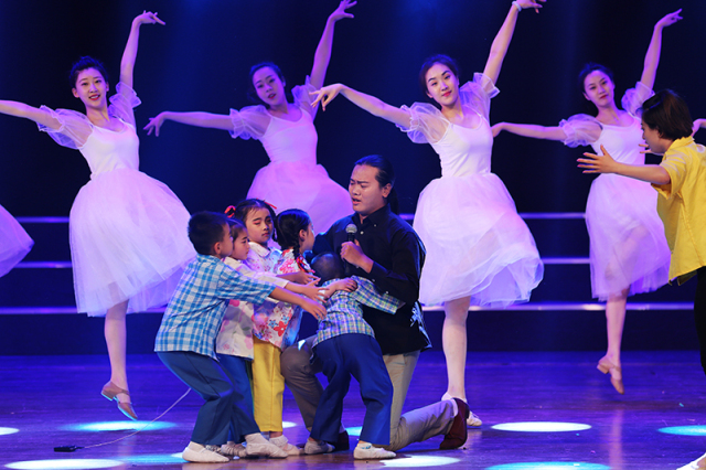 红黄蓝幼儿园艺术团表演舞台剧守望为乡村教师点赞