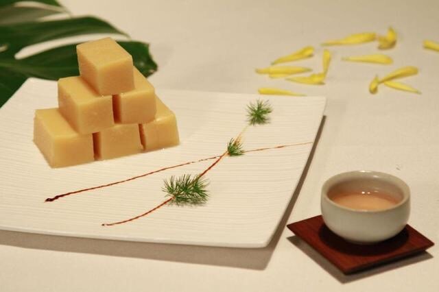 豌豆黄也称为豌豆黄儿是北京传统小吃来北京可以去这吃