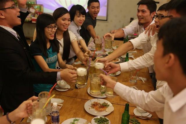 主管也是对李军很照顾,李军在吃饭的时候也愿意和主管在一起,聊聊平时