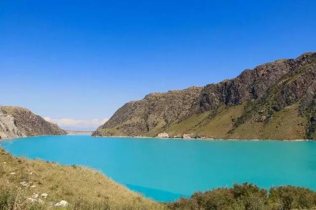 新疆伊犁发现一处隐藏在天山冰川腹地的变色湖一年四季颜色各异!