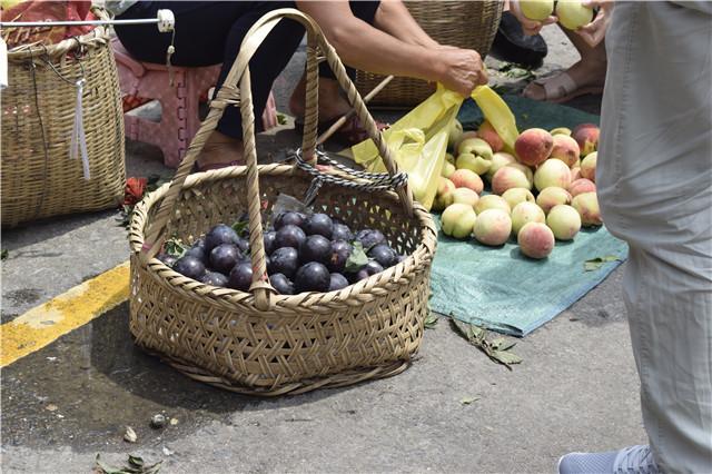 农村老太肩挑水果赶十多里山路烈日下无处躲避来回就要半天