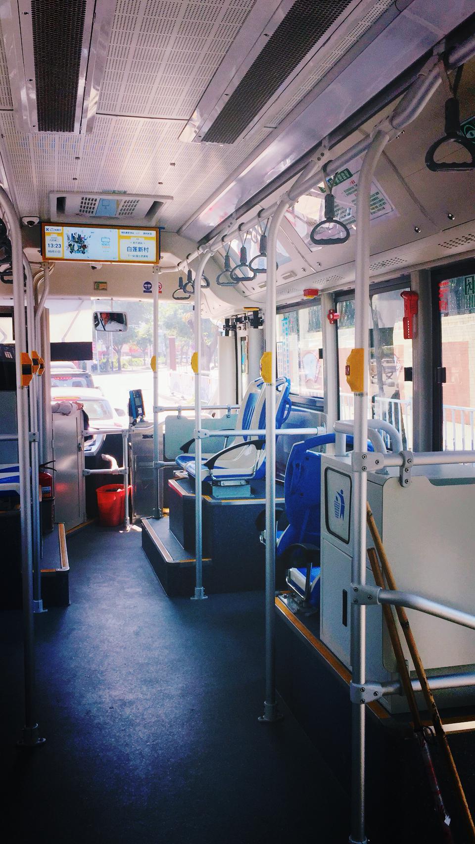 偶然坐到一次珠海新电瓶车外表好像是蓝色的电车车厢干净整洁