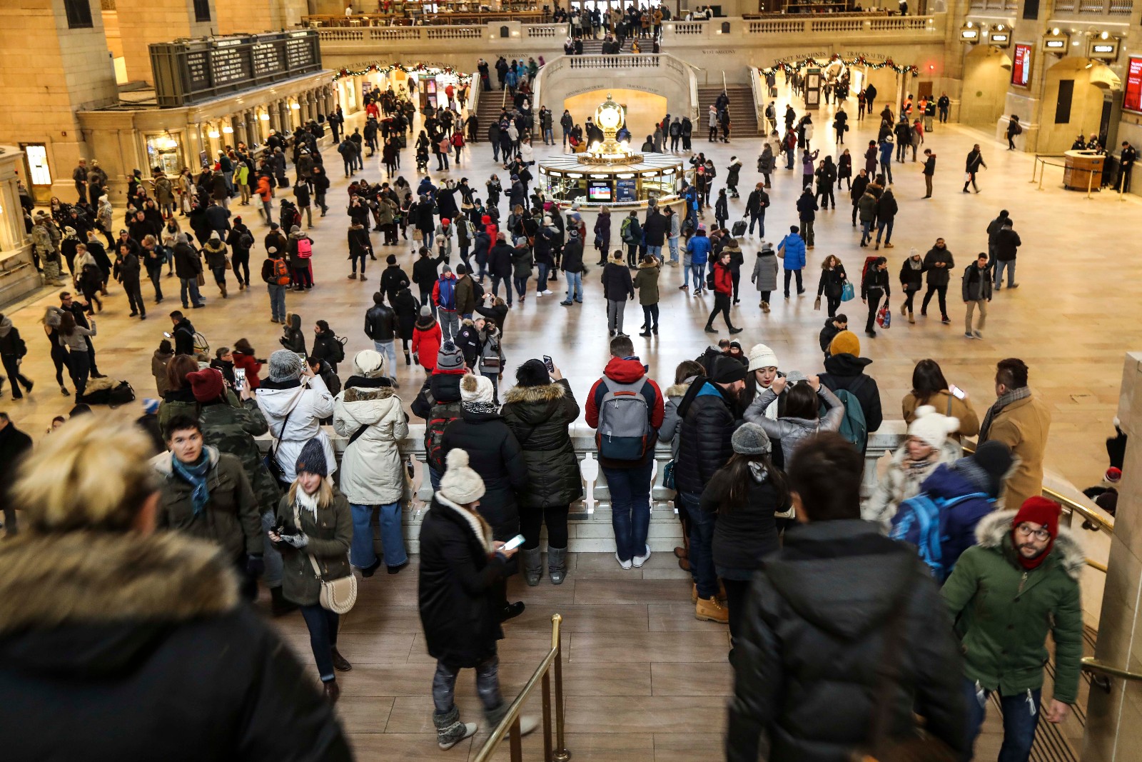 在这气势恢宏,令人震撼建筑里,熙熙攘攘的人流络绎不绝