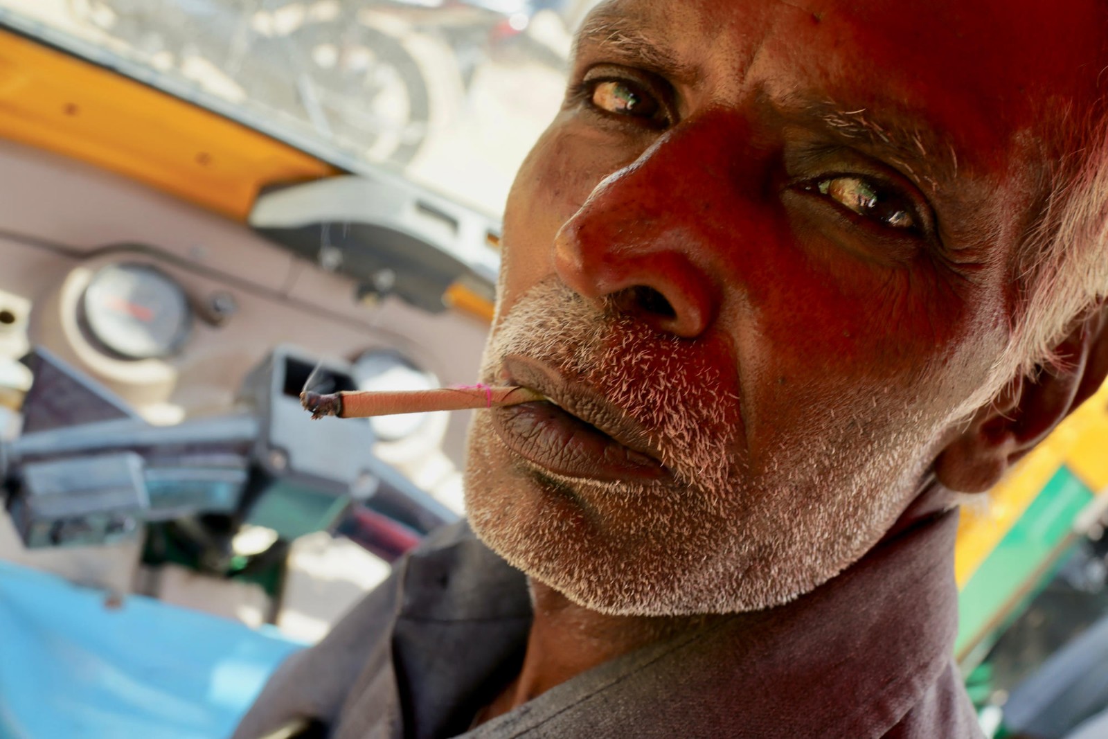 印度有一亿人抽一分钱一支的卷烟但无一人在公共场所抽烟