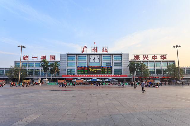 中国最牛火车站统一祖国振兴中华8个大字标语振奋人心