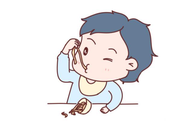 我的小外甥女很小就是自己吃饭,不会抓勺子时就用手抓,手抓饭,手抓面