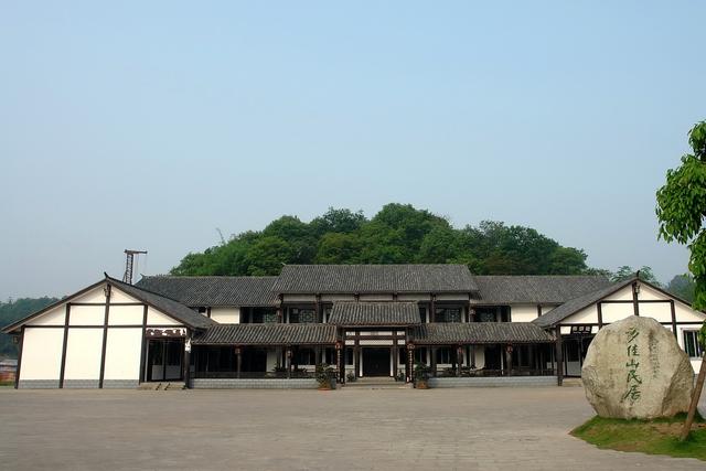 20公里处夕佳山乡坝上村,是我国目前保存最完整的古代民居建筑群之一