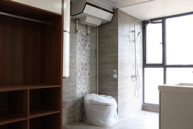 新房刚装修好还在通风,哪都满意就是卫生间带个落地窗,太尴尬!