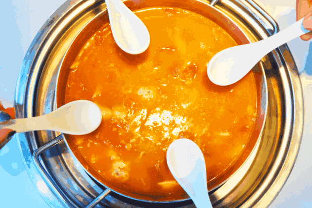 火锅吃腻了?那就喝番茄汤吧!