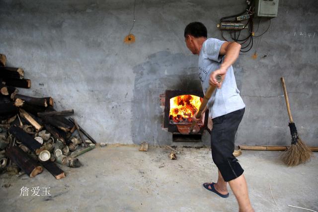 三伏天锅炉烧火是什么感受锅炉工一天流3斤汗月赚2800元