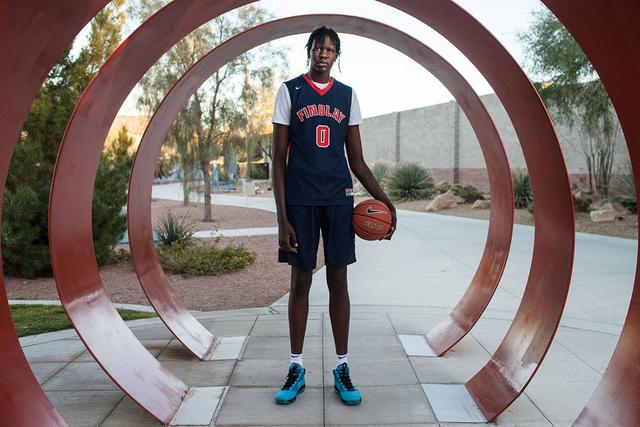 另一位是nba第一长人马努特·波尔之子波尔·波尔.