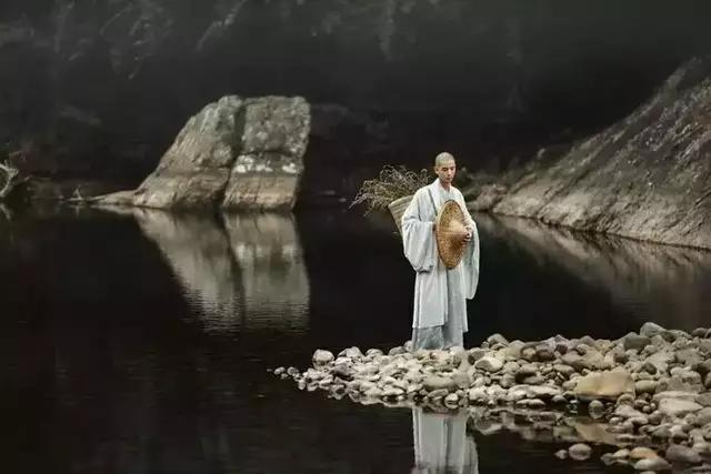 待我一袭袈裟,且把相思放下路路尘寰人也,霎时烟雨蒙蒙繁华三千如梦