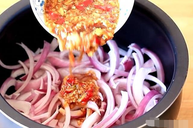 洋葱别再蘸酱生吃了,教你一招,放上它,"凉拌洋葱"更美味