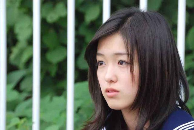 当时在网吧看这个电影,觉得这个女孩眼睛太好看了,水汪汪的.