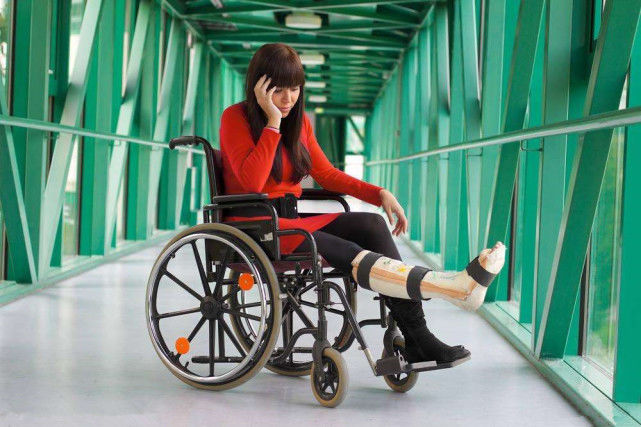 她身体畸形无法走路,辍学离婚创业失败,最后却资产千万