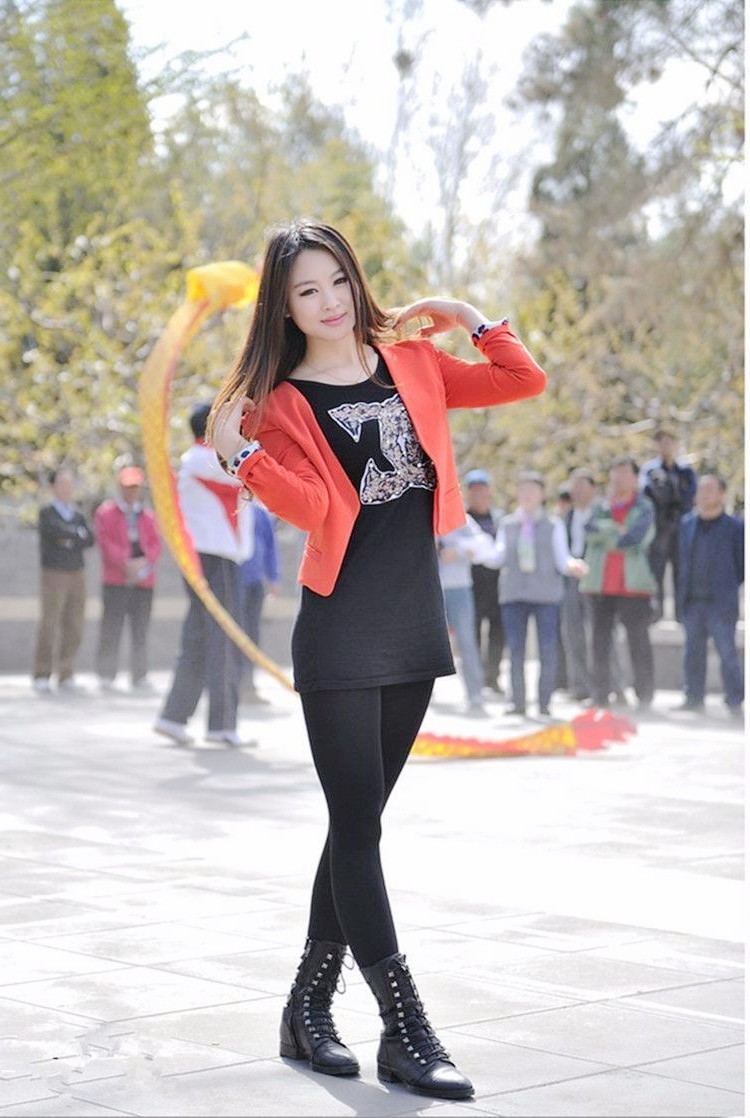 一个在开满桃花树下的美丽清秀红衣姑娘