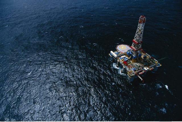 文莱近海石油钻井经济繁荣富裕后,文莱王室为造福百姓,给予当地居民