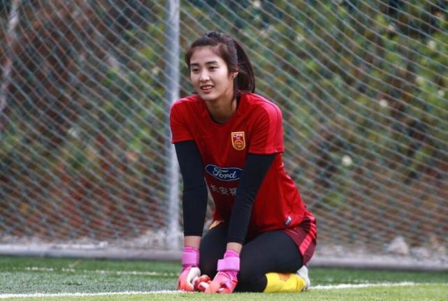 国足27岁最美女门神自曝单身3年 赵丽娜:1年200天集训没空谈恋爱