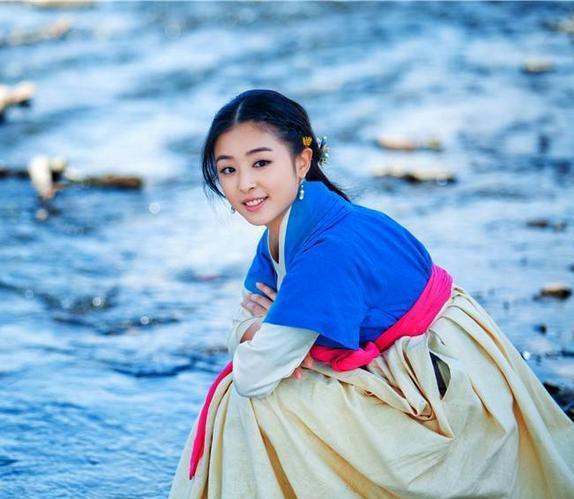 15岁成名红遍全国, 刘德华的干女儿, 如今拼命接戏只为还房贷!