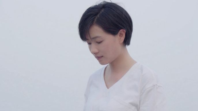 万茜蹲下的这个姿势简直高难度 深藏功与名的潇洒感